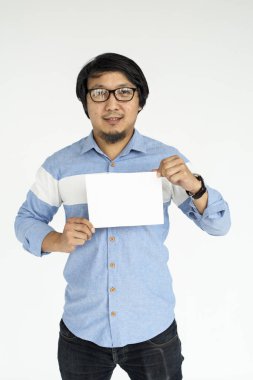 Stüdyoda poz veren adam