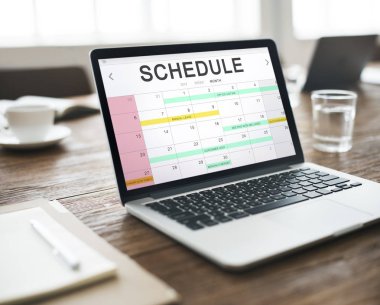 bardak su ile çalışma alanı tablo üstünde laptop