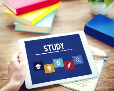 Dijital tablet tutan kadın