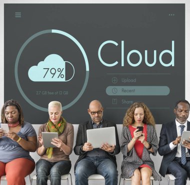 kişi iskemlede oturuyor