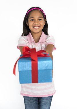 küçük kız stüdyoda poz