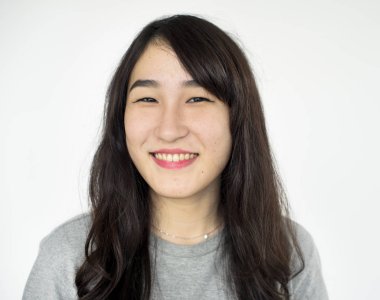 Asyalı kadın stüdyoda poz 