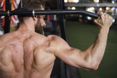 Spor salonunda egzersiz yapan adam.