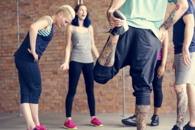 Sportif insanlar Yoga esneme yapıyor