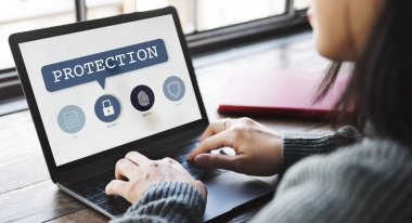 Kafede dizüstü bilgisayar ile çalışan kadın