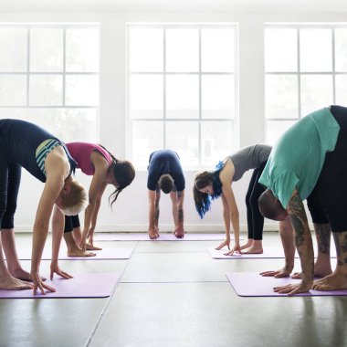 insanlar Yoga pratik sınıf yapıyor