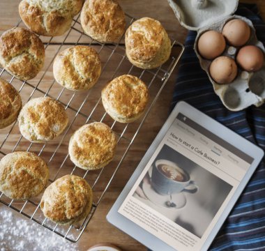 mutfak masasının üzerinde dijital tablet