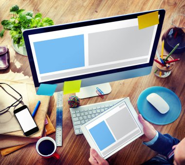 Bilgisayarda çalışan iş adamı