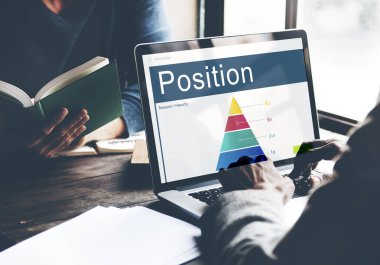 dizüstü bilgisayar kullanan adam