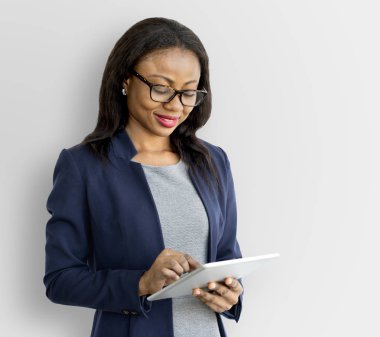 Dijital tablet kullanan iş kadını