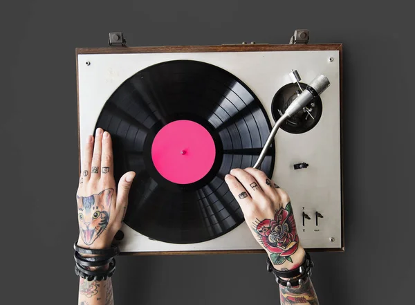 Le mani nei tatuaggi con vinile — Foto Stock