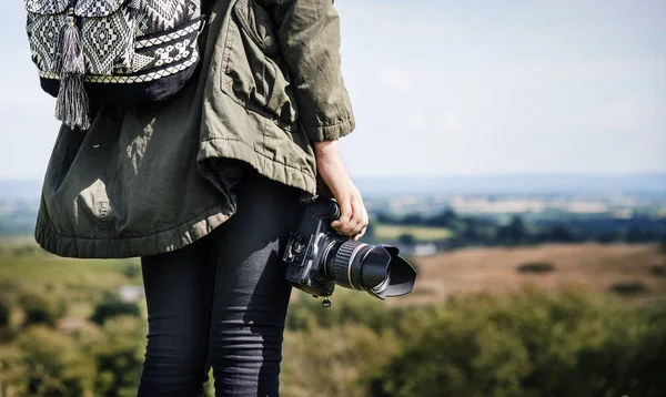 Mujer joven con cámara fotográfica — Foto de Stock