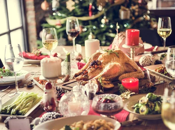 クリスマスのお祝いと食事テーブル — ストック写真