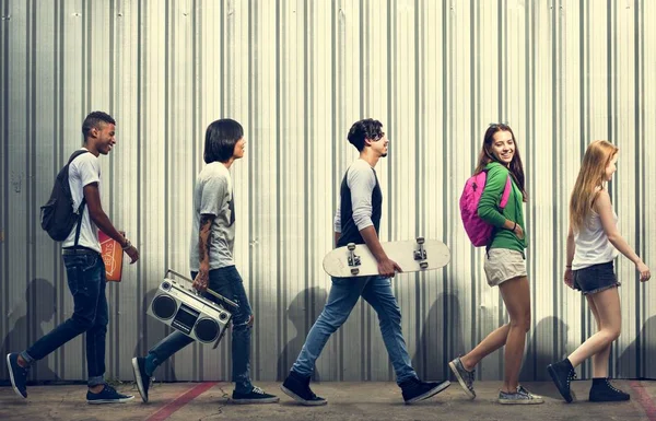 Tonåringar ha kul tillsammans — Stockfoto