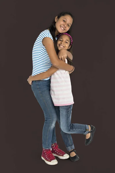 Schwestern umarmen sich — Stockfoto