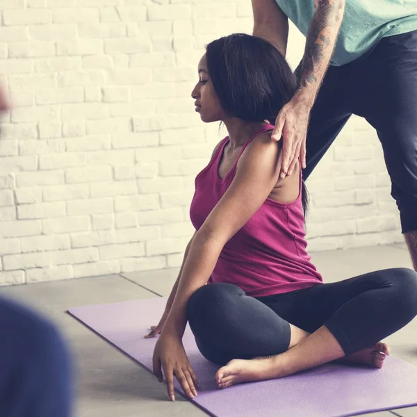 Allenatore di yoga che fa Esercizio di pratica — Foto Stock
