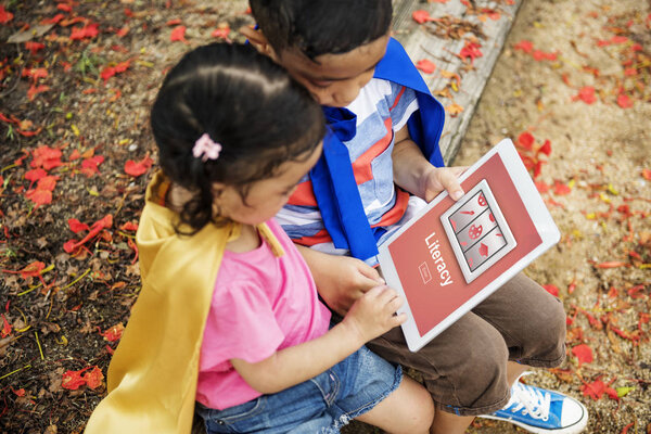 Дети с помощью цифрового планшета
 