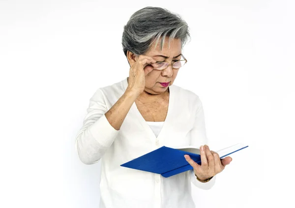 Gift voor meisjeSenior vrouw poseren in studio — Stockfoto