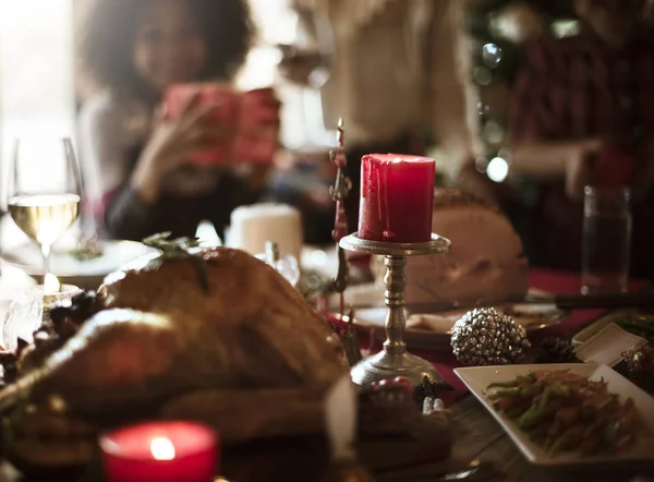 Podává tabulka s jídlem a červené svíčky — Stock fotografie
