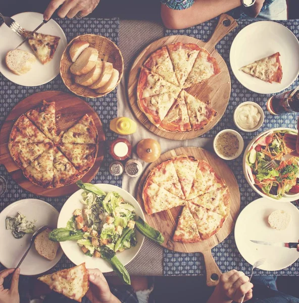 Ανθρώπους που τρώνε πίτσα — Φωτογραφία Αρχείου