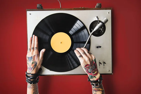 Händer i tatueringar med Vinyl — Stockfoto