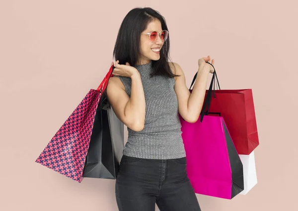 Mujer asiática con bolsas de compras —  Fotos de Stock