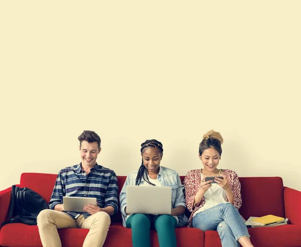 Studenten met behulp van digitale apparaten — Stockfoto