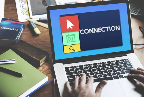 Man met laptop aan werkplek tafel — Stockfoto