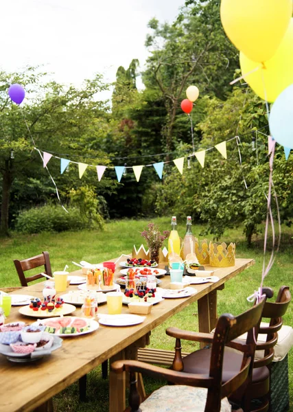 День рождения стол на открытом воздухе — стоковое фото