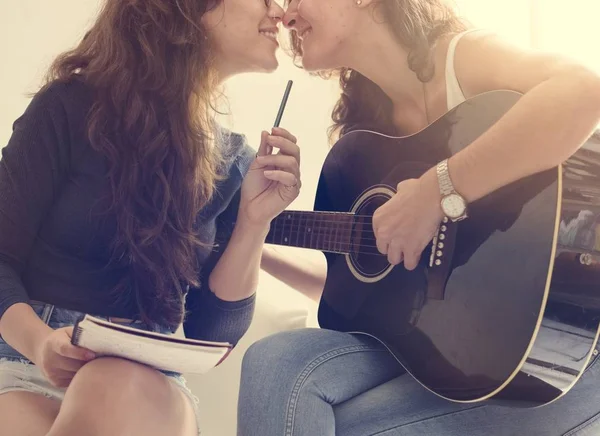 Lésbicas casal beijando — Fotografia de Stock