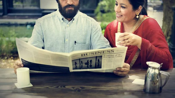 Pareja india leyendo periódico — Foto de Stock