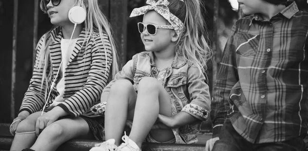 Модные дети на улице — стоковое фото
