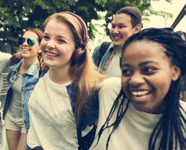 Adolescentes amigos pasando el rato — Foto de Stock