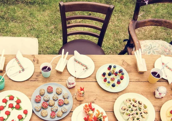 tablo üzerinde çeşitli yemekler