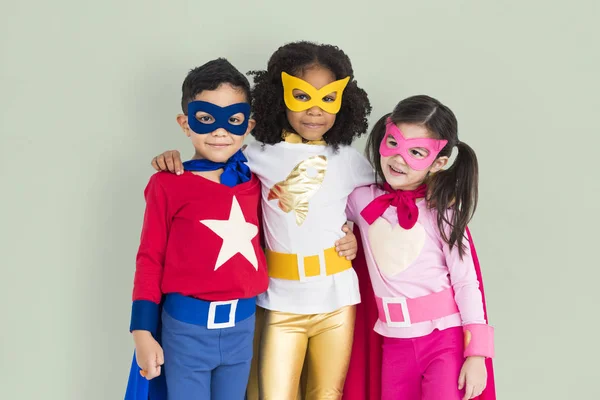 スーパー ヒーローの子供を受け入れるとポーズ — ストック写真