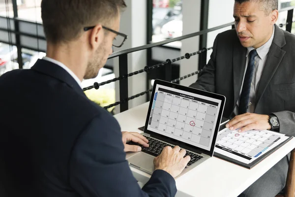 Empresarios trabajando juntos —  Fotos de Stock