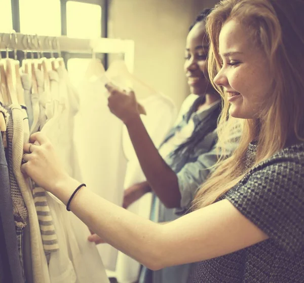 Mulheres na loja de moda — Fotografia de Stock