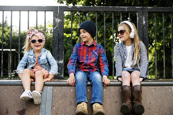 Crianças na moda ao ar livre — Fotografia de Stock