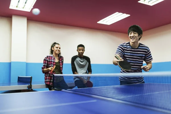 Freunde der Vielfalt spielen Tischtennis — Stockfoto