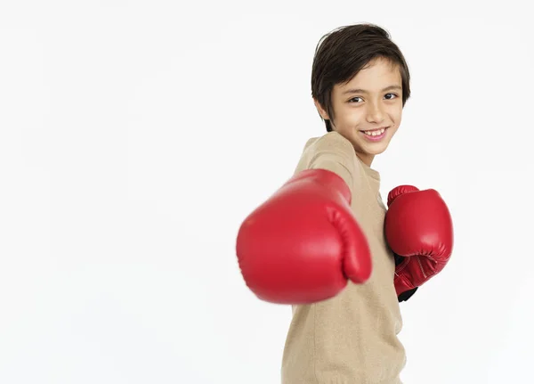 Jongen boksen in handschoenen — Stockfoto