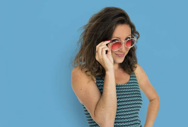 Mujer ajustando gafas de sol —  Fotos de Stock