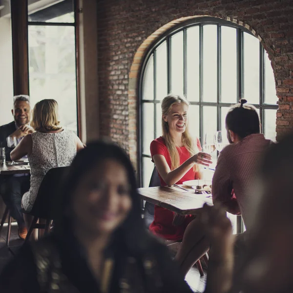 Menschen sitzen am Tisch im Restaurant — Stockfoto