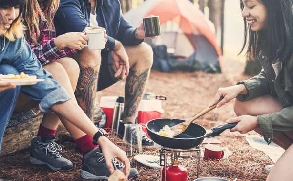 Amigos comiendo comida en el camping — Foto de Stock