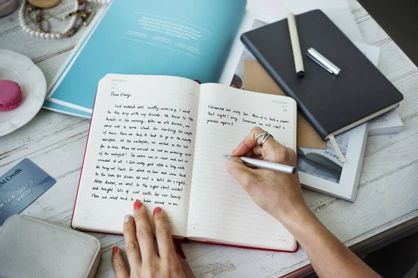 Mujer escribiendo en cuaderno —  Fotos de Stock