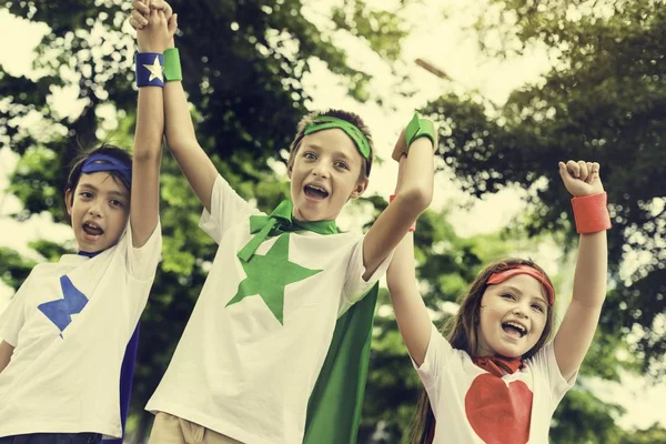 Enfants en costumes super héros — Photo