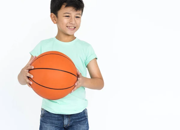 Niño sosteniendo pelota de baloncesto —  Fotos de Stock