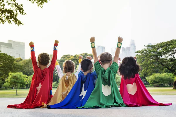 Superhéroes Niños alegres se divierten — Foto de Stock