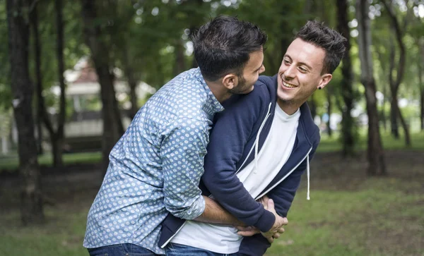 Glückliches homosexuelles Paar zusammen — Stockfoto