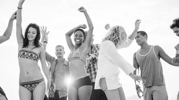 Menschen genießen Strandparty — Stockfoto