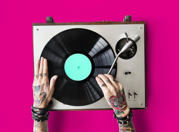 Händer i tatueringar med Vinyl — Stockfoto
